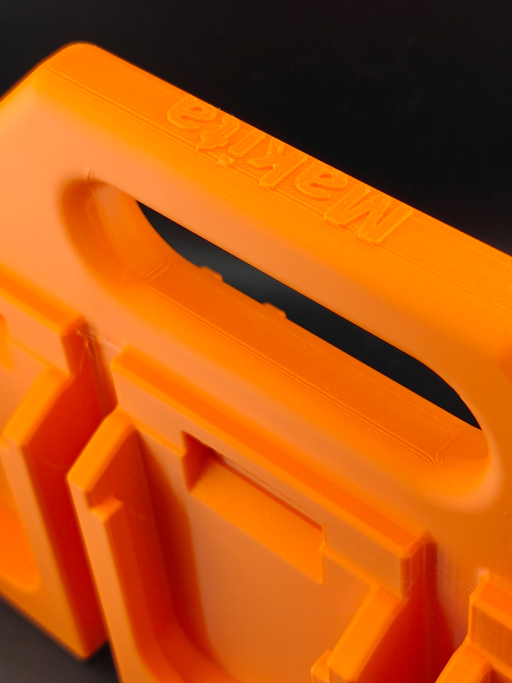 Makita-compatible 18V six-battery caddy – close-up of the battery slots